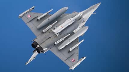 Dassault Rafale B, ASMP-A-Lenkwaffen, Atombomber, Armée de l’Air et de l’Espace, französische Marine, ASMPA Atomwaffen Dassault Rafale im Steigflug mit ASMPA-Lenkwaffe bestückt