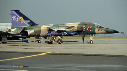 Mitsubishi F-1 mit Sondermarkierungen