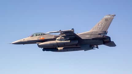F-16 Fighting Falcon mit APKWS-Raketenbehälter im Flug