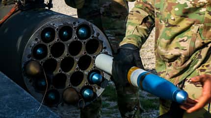 Auffüllen eines APKWS-Raketenbehälters