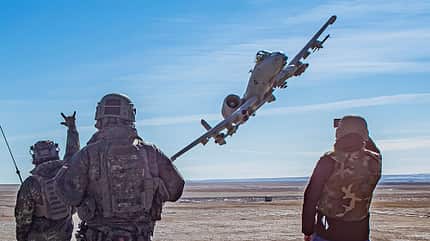 A-10, Thunderbolt A-10 im Tiefflug über Soldaten