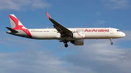 Saudi-Arabien, Vision 2030, Riyadh Air, Air Arabia, Flyadeal, flynas, Jeddah, Boeing 787-9, Airbus A330-200, Airbus A321neo, Airbus A320neo Airbus A321neo von Air Arabia im Flug mit ausgefahrenem Fahrwerk