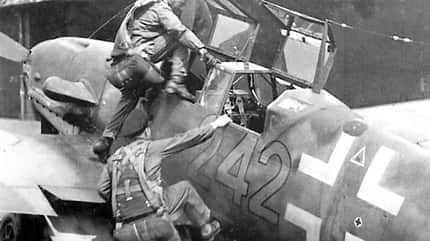 Zwei Piloten beim Einstieg in einen Messerschmitt Bf 109 G-12 Zweisitzer