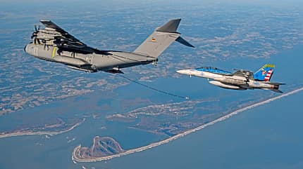Airbus A400M Atlas, Luftbetankung, Tanker, Frankreich, A400M Transporter, Armée de l'Air et de l'Espace, Tankschlauch, Lufttransportgeschwader 62 Luftbetankungstests für eine F/A-18F mit einer deutschen A400M