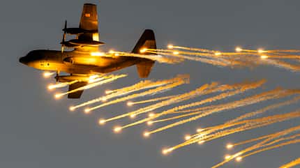 Spektakuläre Abend-Flugshow "Antidotum" in Leszno/Polen. Spektakuläre Abend-Flugshow "Antidotum" in Leszno/Polen.