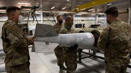 Soldaten montieren JDAM-Kit