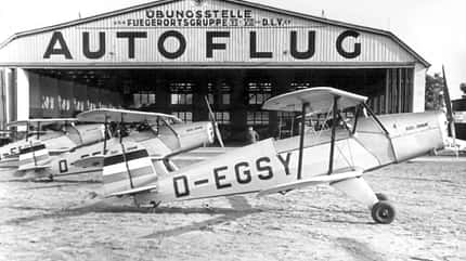 Gerhard Sedlmayr, Autoflug, Flugsicherheit, Rettungssysteme, deutsche Luftfahrtgeschichte Übungsstelle Adlershof des DLV unter Nutzung des Hangars der Firma Autoflug mit fabrikneuen Bücker 131 A Jungmann um 1933