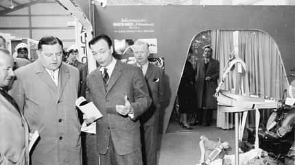 Gerhard Sedlmayr, Autoflug, Flugsicherheit, Rettungssysteme, deutsche Luftfahrtgeschichte Verteidigungsminister Strauss im Gespräch mit Dr. Sedlmayr auf der Luftfahrtschau Hannover 1960
