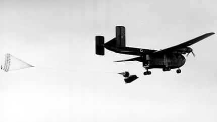 Blackburn Beverley C.1, Big Bev, RAF, Royal Air Force, Kampfzonentransporter, General Aircraft, Großbritannien, Blackburn Aircraft Ltd. Blackburn Beverley C.1 beim Lastabwurf
