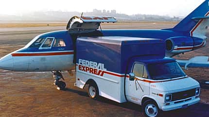Dassault Falcon 20 von FedEx Express bei der Beladung mit einem LKW