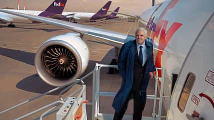 Fred Smith fotografiert vor seiner Flotte zum 50. FedEx-Jubiläum 2023 