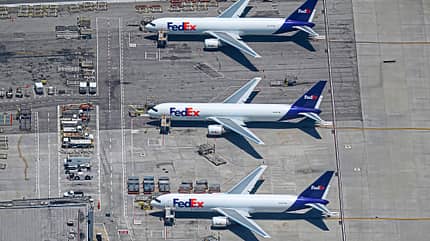 Frachtvorfeld LAX mit FedEx Express Boeing 777 und MD-11F