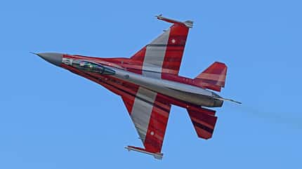 Dänische F-16 im Messerflug