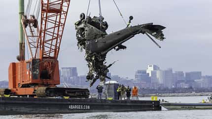 Potomac, Washington, Black Hawk, Wrack, Absturz, Kollision, Crash Das Wrack des abgestürzten Black Hawk-Hubschraubers wird aus dem Potomac River gezogen.