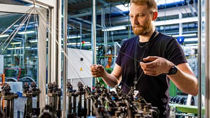 Kabelproduktion beim Luft- und Raumfahrtzulieferer Gore in Pleinfeld
