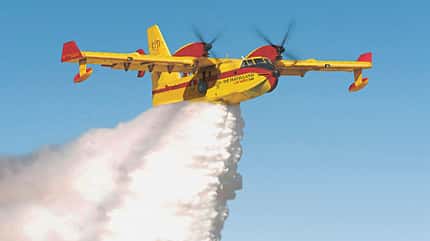Feuerlöschflugzeuge, Brandbekämpfung, Wasserabwurf, Wasserablass, Waldbrandbekämpfung, S-2T, Cal Fire, Boeing 737 Coulson, 10 Tanker Air Carrier, Sikorsky Fire Hawks, NH90, Bambi Bucket, Deutsche Löschflugzeug Rettungsstaffel, M18B Dromader, MAFFS-System, C-130J, Smokey Bucket, CH-53-Hubschrauber, Super Puma, C-27J Spartan, De Havilland CL-51, S-64 Skycrane, Airbus A400M De Havilland CL-51 beim Wasserabwurf