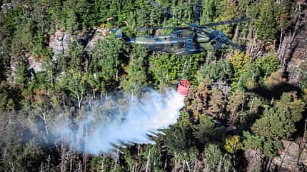 Feuerlöschflugzeuge, Brandbekämpfung, Wasserabwurf, Wasserablass, Waldbrandbekämpfung, S-2T, Cal Fire, Boeing 737 Coulson, 10 Tanker Air Carrier, Sikorsky Fire Hawks, NH90, Bambi Bucket, Deutsche Löschflugzeug Rettungsstaffel, M18B Dromader, MAFFS-System, C-130J, Smokey Bucket, CH-53-Hubschrauber, Super Puma, C-27J Spartan, De Havilland CL-51, S-64 Skycrane, Airbus A400M CH-53-Hubschraubers der Luftwaffe im Einsatz mit Smokey Bucket