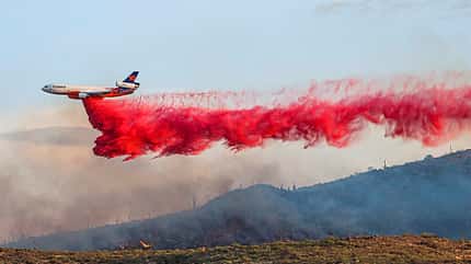 Feuerlöschflugzeuge, Brandbekämpfung, Wasserabwurf, Wasserablass, Waldbrandbekämpfung, S-2T, Cal Fire, Boeing 737 Coulson, 10 Tanker Air Carrier, Sikorsky Fire Hawks, NH90, Bambi Bucket, Deutsche Löschflugzeug Rettungsstaffel, M18B Dromader, MAFFS-System, C-130J, Smokey Bucket, CH-53-Hubschrauber, Super Puma, C-27J Spartan, De Havilland CL-51, S-64 Skycrane, Airbus A400M DC-10 von 10 Tanker Air Carrier im Einsatz beim Wasserabwurf