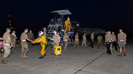Piloten steigen ins Cockpit TU-2S Rekordflug