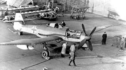 Messerschmitt Bf 109, Bf109 Varianten, Höhenjäger, Doppelrumpf, Bf109T, Trägereinsatz BV 155 bei Blohm & Voss in einer Werkshalle