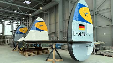 Lufthansa Lockheed Super Star bei der Lackierung im Originaldesign