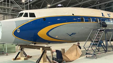Lufthansa Lockheed Super Star bei der Lackierung im Originaldesign