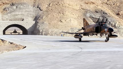 F-4E Phantom Iran rollen vor Bergfestung