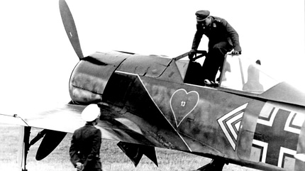 Nowotny klettert aus seiner Kommandeursmaschine Focke-Wulf Fw 190A-6