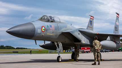 F-15C Eagle am Boden mit Techniker