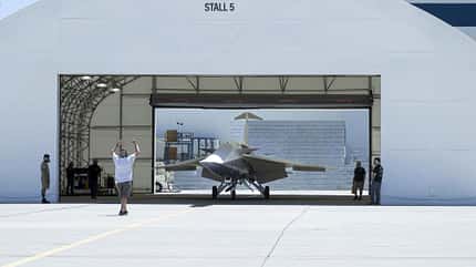NASA X-59 rollt aus Zelthangar