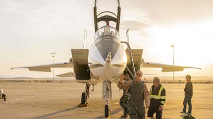 Pilot überprüft F-15B Eagle der  NASA vor dem Start