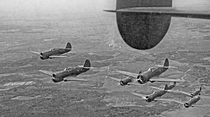 Curtiss Hawk 75, H-75A-8, Curtiss Mohawk, RAF, Curtiss H-75C-1, P-36C, Hawk 75, Curtiss P-36A, Einsitziger Jäger, Pratt & Whitney R-1830-13 Twin Wasp, Hawk 75A, Mohawk IV Niederländische Hawk 75A in Niederländisch-Ostindien im Flug