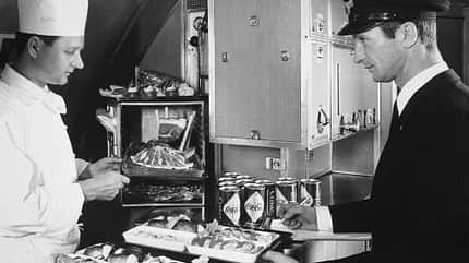 Erste Klasse "Senator"-Bordservice in den Boeing 707 Jets der Lufthansa (um 1967)
