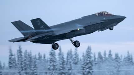 F-35A, USAF, Alaska F-35A fährt das Fahrwerk ein vor Winterlandschaft