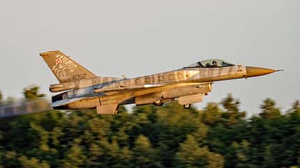 F-16, Polen F-16 aus Polen startet im Abendlicht