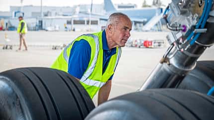 Boeing 777-9, Boeing 777X, Testflugzeug, Testflug, Triple Seven X, Boeing 777X-9 Ted Grady, Boeings 777X Chief Pilot, bei der Vorflugkontrolle