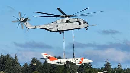 HU-25, CH-53K CH-53K in der Luft mit HU-25 als Außenlast
