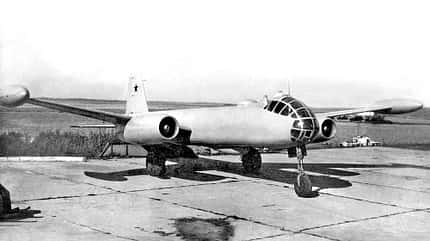Ein seltenes Foto vom Flugplatz Borki mit der umgebauten EF 140 R mit Zusatztanks