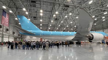 Boeing, 747-8, E-4C, Sierra Nevada Boeing 747-8 im Hangar mit Personen
