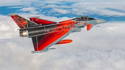 Der Eurofighter 31+07 vom Taktischen Luftwaffengeschwader 71 „Richthofen“ fliegt anlässlich der baldigen Rückkehr des Geschwaders zum Fliegerhorst Wittmund mit der Sonderfolierung Back Again im norddeutschen Luftraum, am 27.02.2025