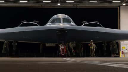 B-2-Bomber der USAF werfen vor Norwegen Bomben ins Meer.