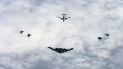 B-2-Bomber der USAF werfen vor Norwegen Bomben ins Meer.