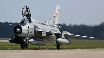 Suchoi, Su-22, Fitter, Polen Rollende Suchoi Su-22 Fitter mit Aufklärungsbehälter