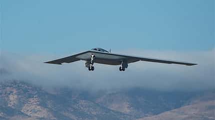 B-21, Raider, Northrop Grumman B-21 nach dem Start vor Bergen und Wolken