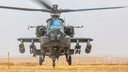 Ein AH-64D Apache Longbow Kampfhubschrauber des 1st Attack Battalion, 10th Combat Aviation Brigade startet am 15. Juli 2024 vom Stützpunkt Erbil im Irak