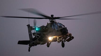 Ein AH-64E Apache Kampfhubschrauber der katarischen Emiri Air Force fliegt am 24. Januar 2022 über den Stützpunkt Al Udeid in Katar.