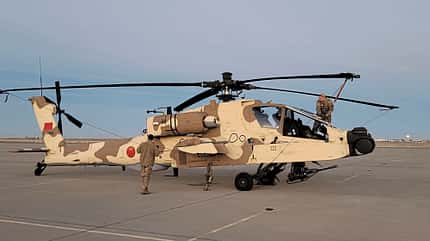 Ein Boeing AH-64 Apache Kampfhubschrauber der marokkanischen Streitkräfte mit Rotorblattsicherung steht auf einem Flugplatz