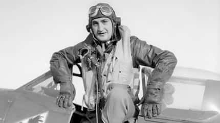 1943 steigt Francis Gabreski nach einem Einsatz aus seiner Spitfire Mk IX der polnischen RAF-Staffel.