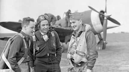 Captain Gabreski (rechts) mit Piloten der 61. FS im Frühjahr 1943 in Horsham, England
