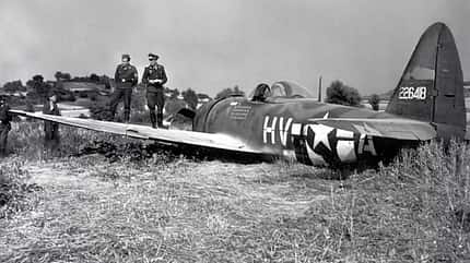 Bei Bassenheim im Juli 1944: Luftwaffe-Soldaten inspizieren Gabreskis Thunderbolt
